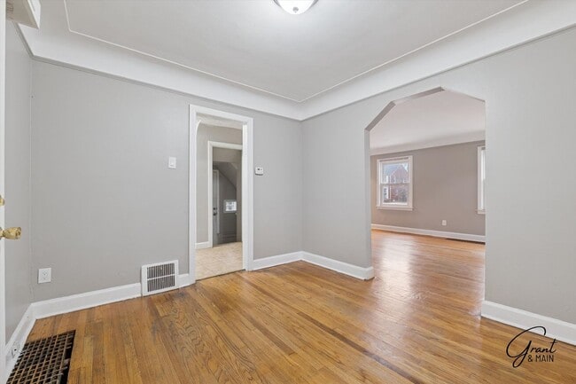 Building Photo - $1400 3 bedroom