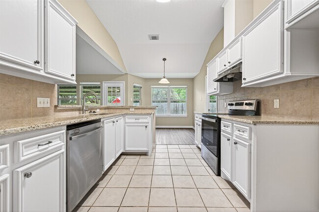 Building Photo - 11655 Lakeview Manor Dr