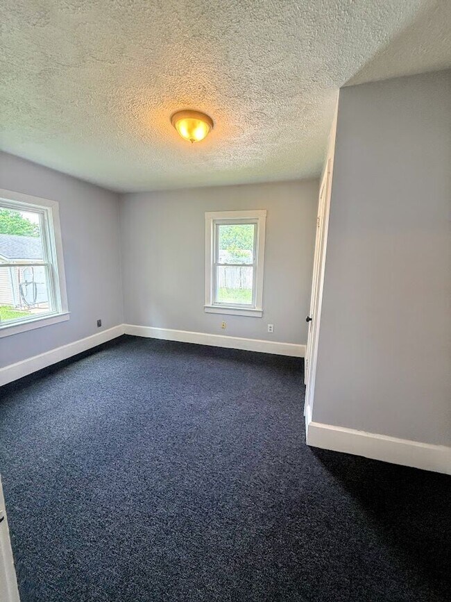 Building Photo - Three bedroom one bathroom home for rent