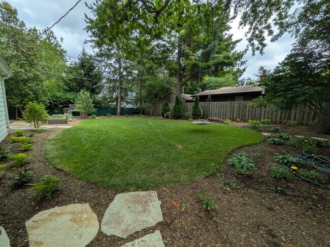 Building Photo - 2741 Lincolnwood Dr
