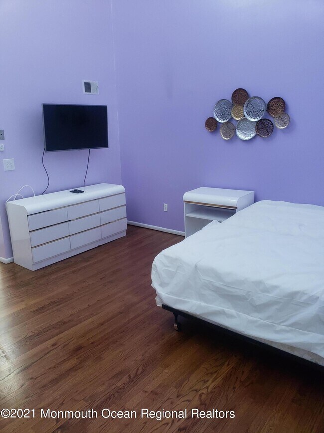 Building Photo - 14 Cedar Ave