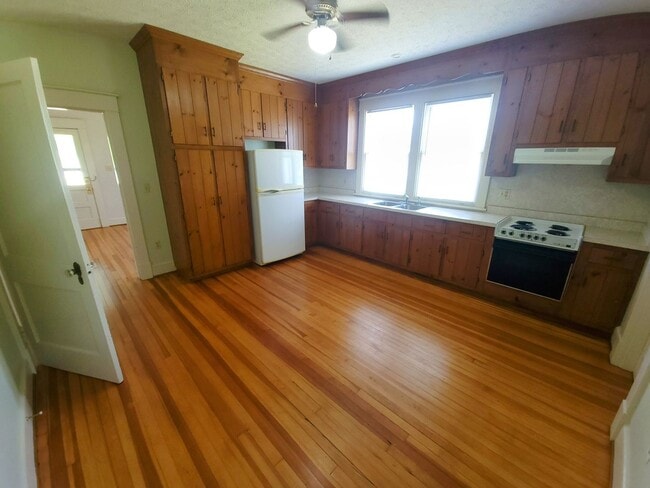 Building Photo - Charming 2-Bedroom Cottage for Rent in Han...