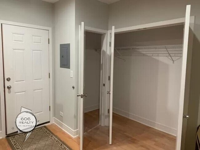 Building Photo - Belmont Cragin Apts Available!
