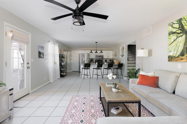 Building Photo - 3011 S Country Club Way