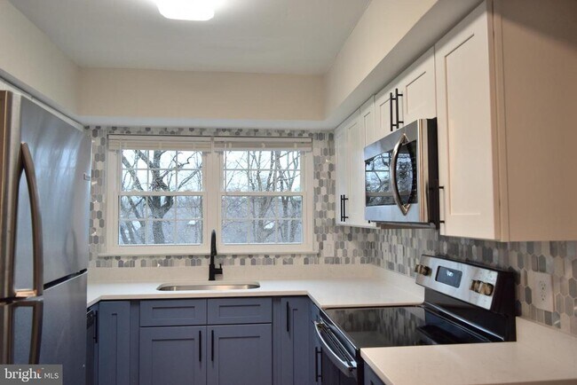 Building Photo - 12121 Chaucer Ln