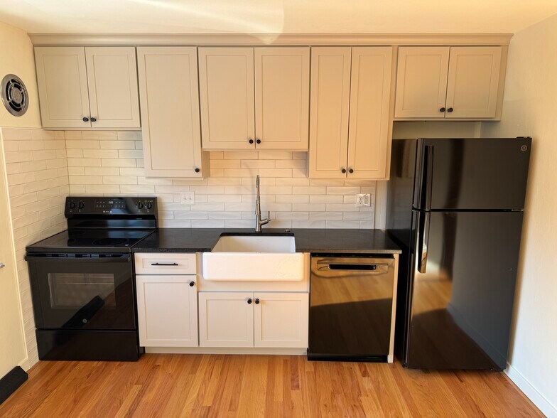 kitchen - 3948 Brittany Cir