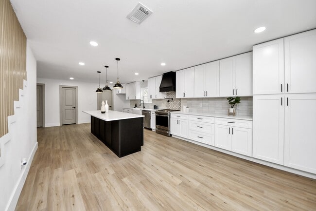 Building Photo - 5614 Oakhaven Ln