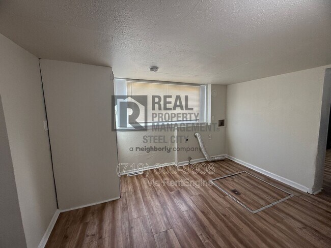 Building Photo - 927 E 1st St