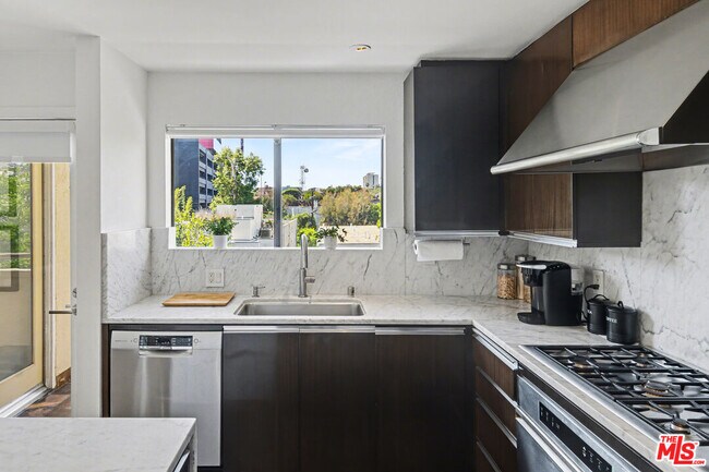 Building Photo - 720 Huntley Dr