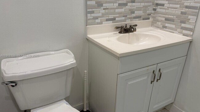 Building Photo - 7925 Fairview Dr