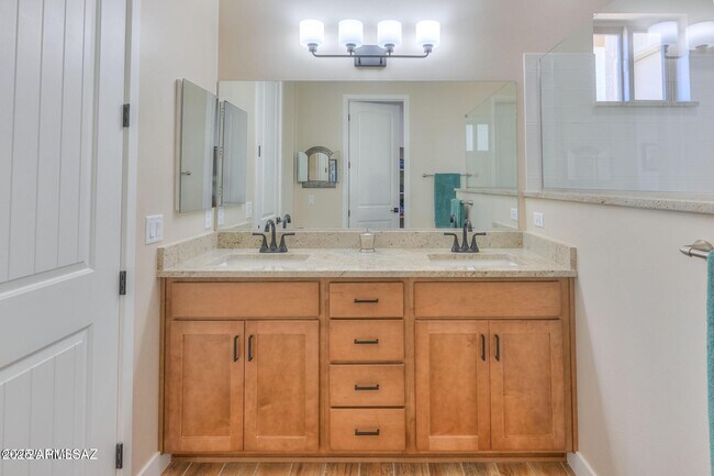 Building Photo - 6321 Oak Ln