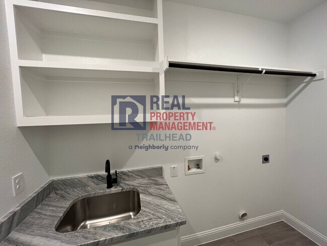 Building Photo - Stylish 3 Bed, 2 Bath Home in Gated Lakeside Community!