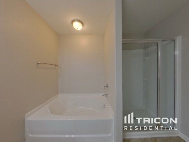 Building Photo - 1401 Waylon Ave