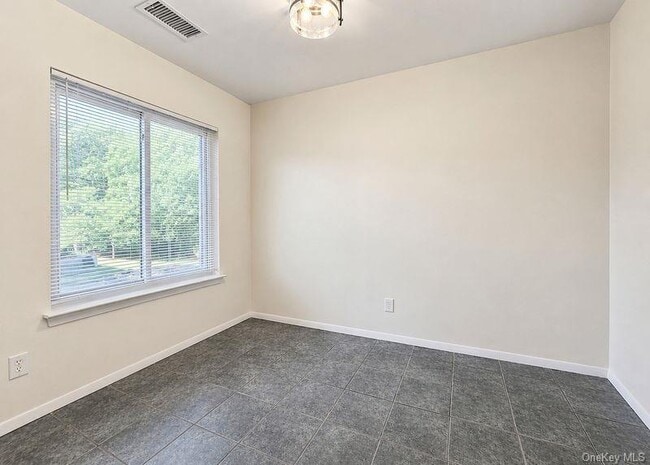 Building Photo - 79 Birchwood Rd