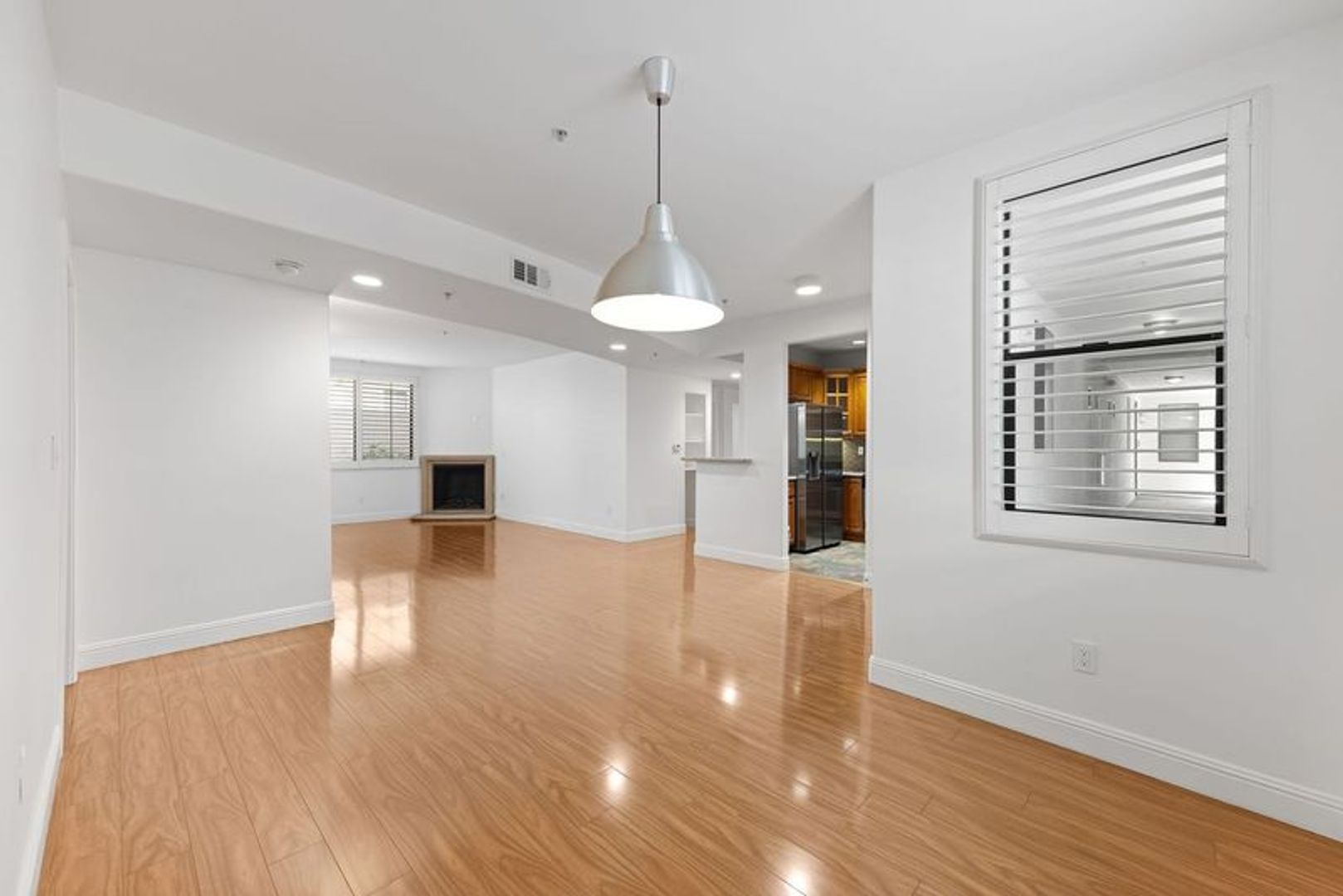 Building Photo - Modern 3 Bed, 2 Bath Condo for Lease – 1,320 Sq Ft – Prime Sherman Oaks Location