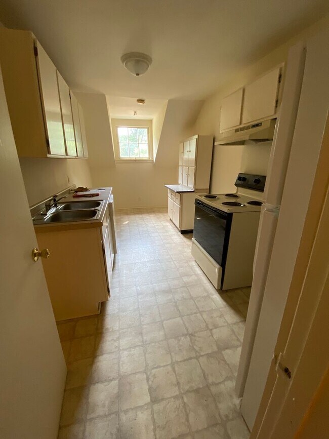 Building Photo - Quiet Forested 1 Bedroom Unit