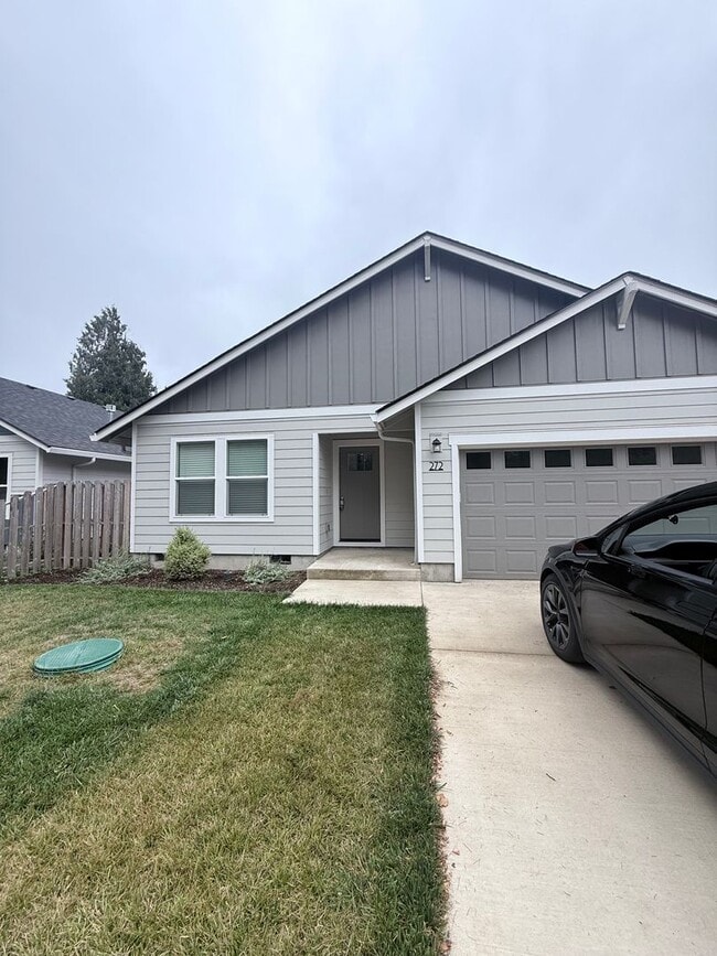 Primary Photo - 3 Bedroom 2 Bathroom in Mill City, OR.