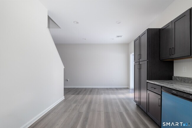 Building Photo - 75 High St