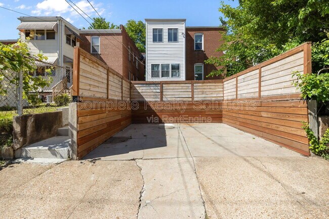 Building Photo - 5300 Bancroft Ave