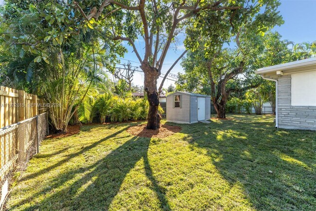 Building Photo - 3965 SW 60th Ct