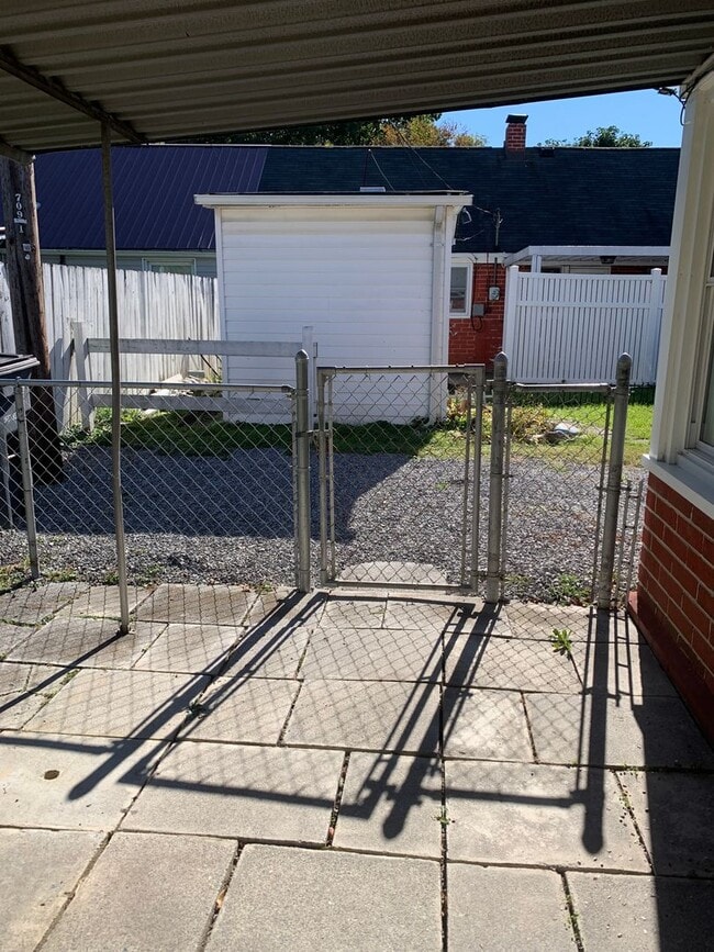 Building Photo - 2 Bedroom/1 bath Brick Duplex  Kingsport, TN