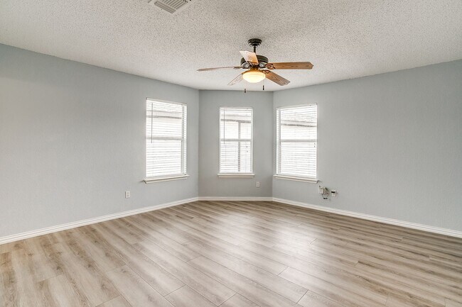 Building Photo - Spacious Well Maintained 2 Bed- 2.5 Bath T...