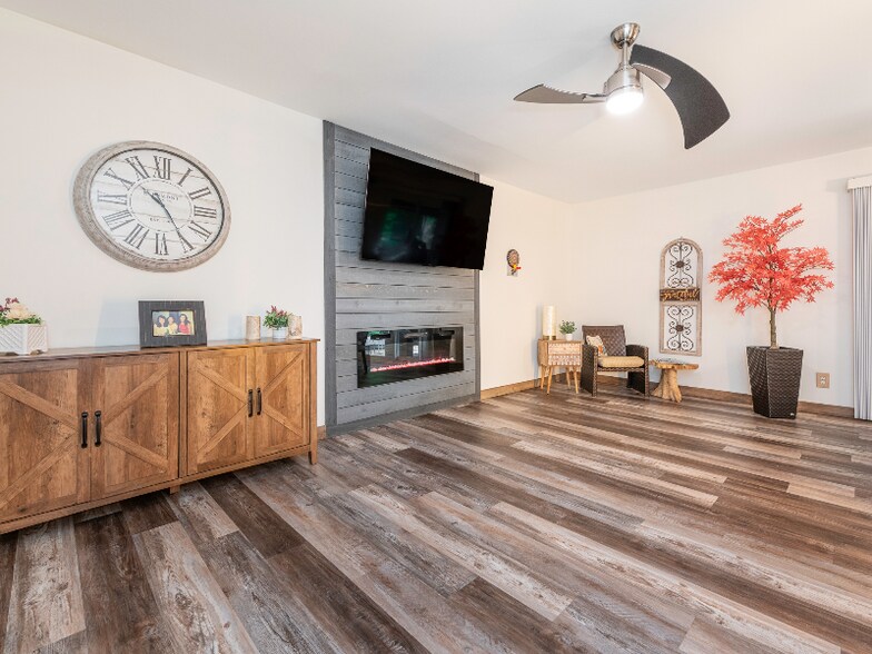 Building Photo - 8340 Meadow Lakes Dr