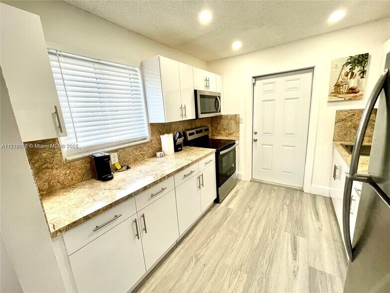Primary Photo - 8120 NW 5th Ct