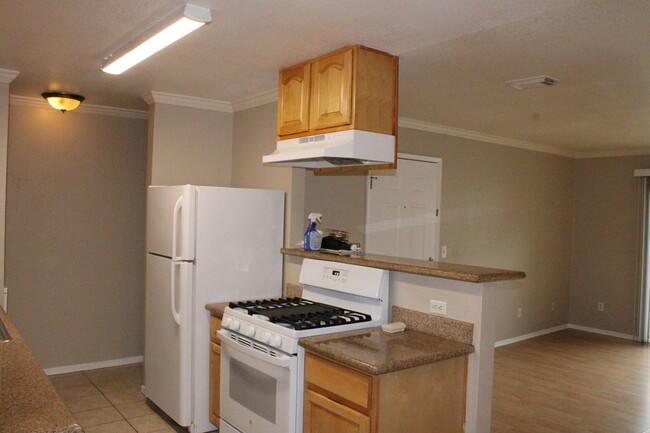 Building Photo - Updated, Upstairs 2 Bedroom, 2 Bathroom Co...