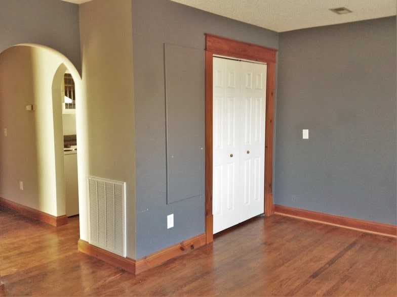 LR - took while vacant - 923 Hillcrest E Dr