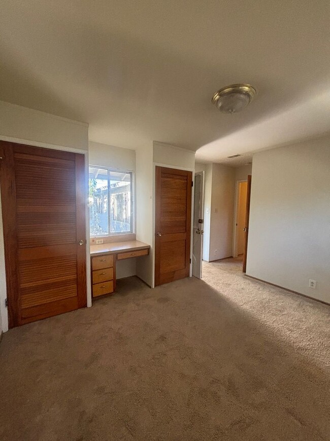 Building Photo - This Spacious 4/2 Charmer in an Excellent ...