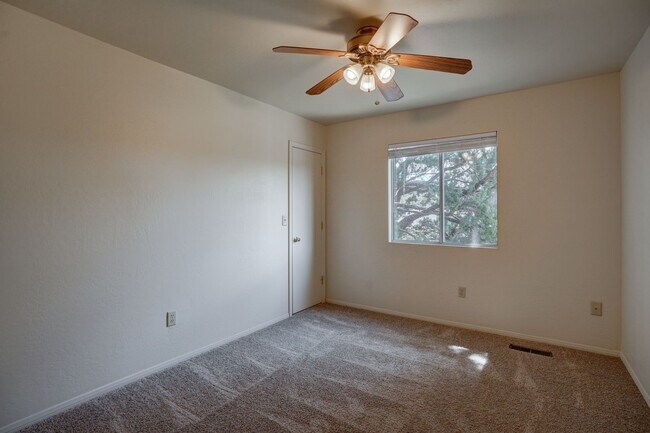 Building Photo - 5 Bedroom + a Den, 3 Bathroom, 2 Car Garage For Rent in Prescott!