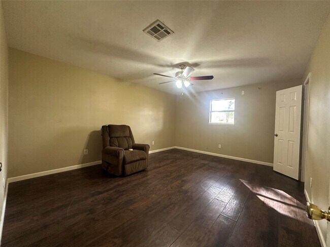 Building Photo - 3333 Longhorn Dr