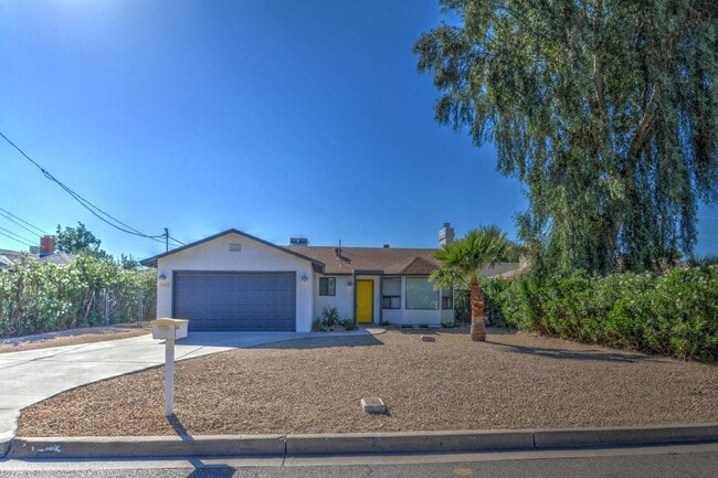 Building Photo - 3022 N 34th Pl