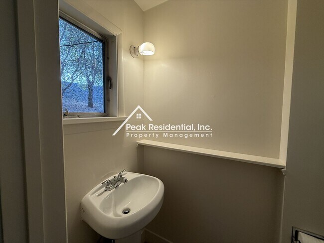 Building Photo - 1280 Grove Ct