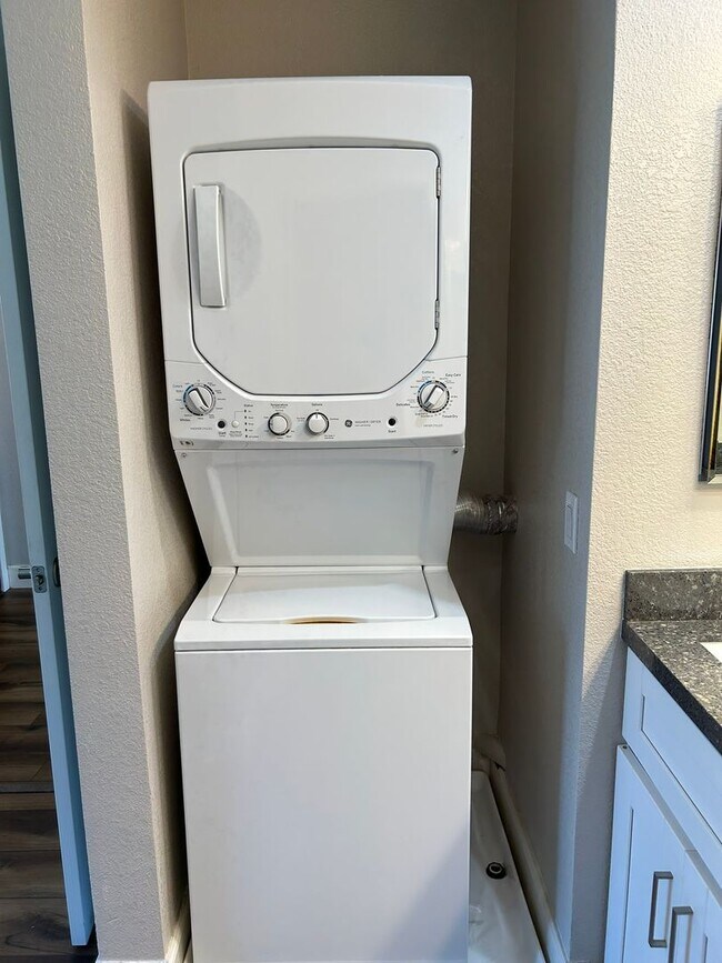 Building Photo - 1 Bedroom Condo West of I-5 in Del Mar