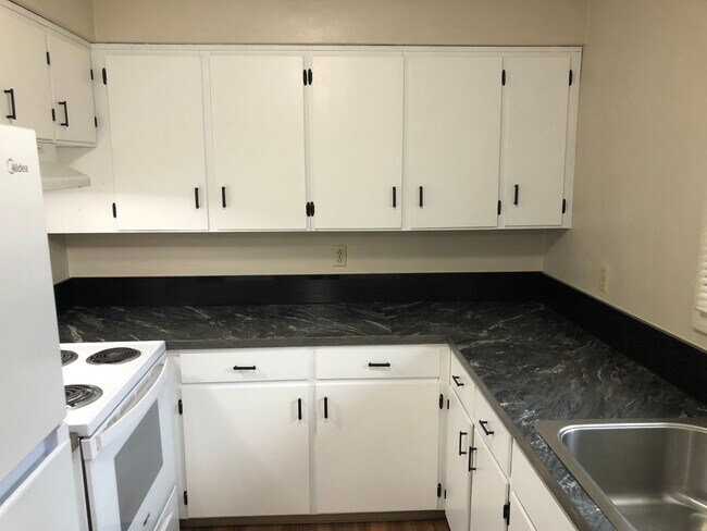 Building Photo - Updated 3 bedroom 1 bath house in Springfi...