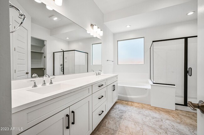 Building Photo - 8725 W Wagon Wheel Dr