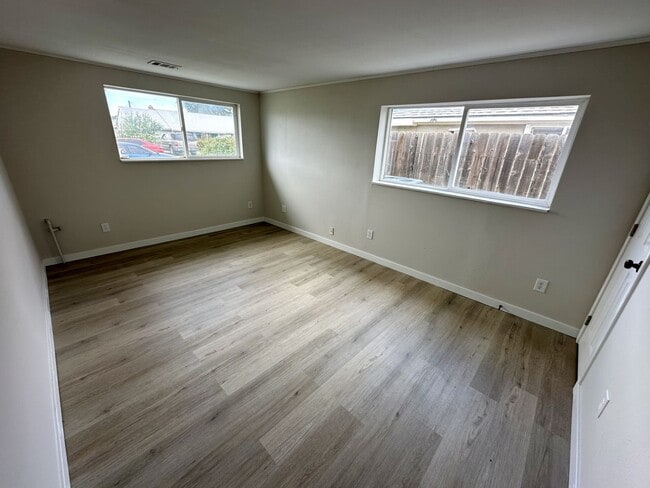Building Photo - Well-Maintained 3-Bed, 1.5-Bath Home for Lease – 1,056 sq ft