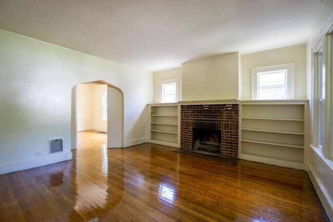 Building Photo - 8/1/26 Spacious First Floor Apartment Clos...