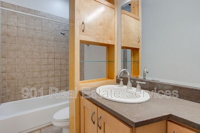 Building Photo - 413 S Main St