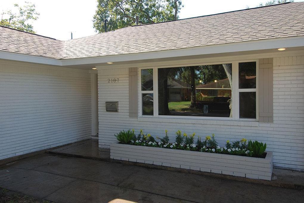 Building Photo - 2107 Hewitt Dr