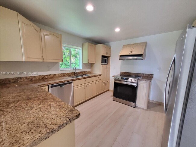 Building Photo - 825 Cremona Ave