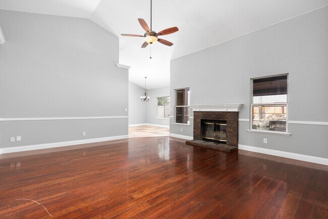 Building Photo - Gorgeous 3 bd. & 2 bath Home with a pool i...
