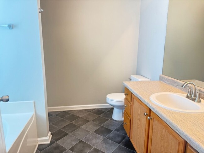 Building Photo - Beautifully Updated 3 BR / 2 BATH in Hampton!
