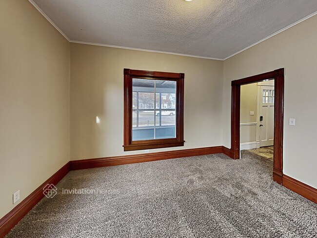 Building Photo - 424 E Park Ave