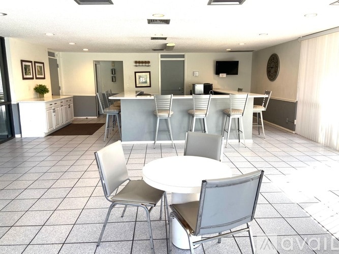 Building Photo - 2311 S Cypress Bend Dr