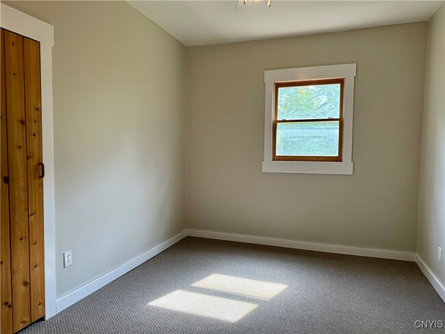 Building Photo - 37 White St