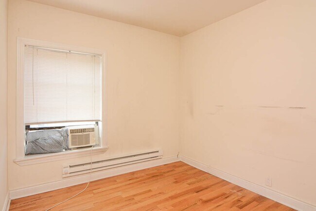 Building Photo - 824 W Waveland Ave