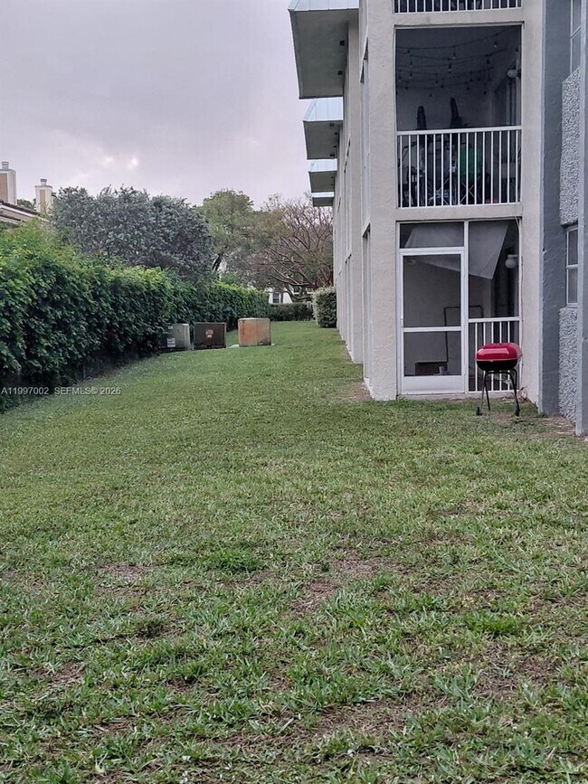Building Photo - 2980 Riverside Dr